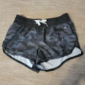 Vuori Women's Black Camo Shorts Size Xs